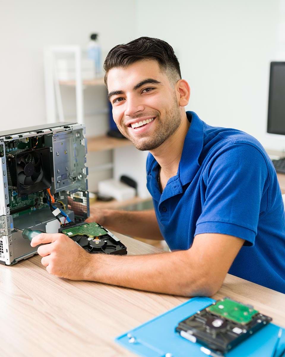Equipo técnico trabajando en soluciones informáticas